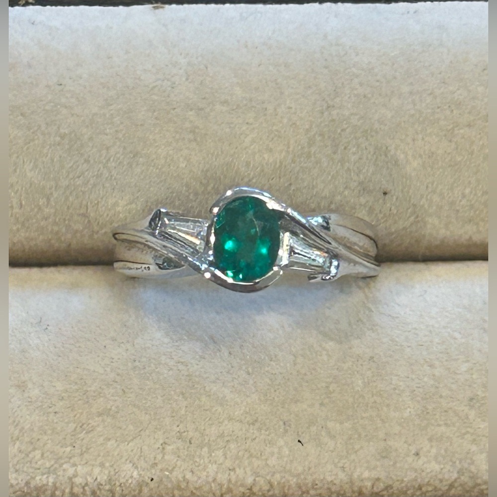 14KT White Gold Natural Diamonds and Natural Emerald Cocktail Ring - Picture 5 of 11
